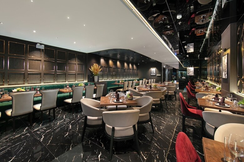 May De Ville Crown Hotel