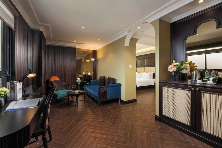 May De Ville Crown Hotel