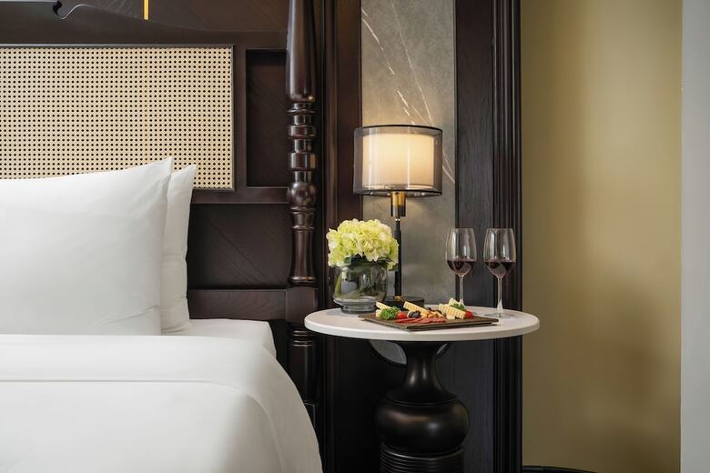 May De Ville Crown Hotel