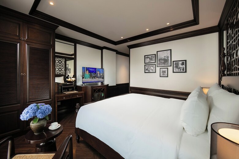 May De Ville Crown Hotel