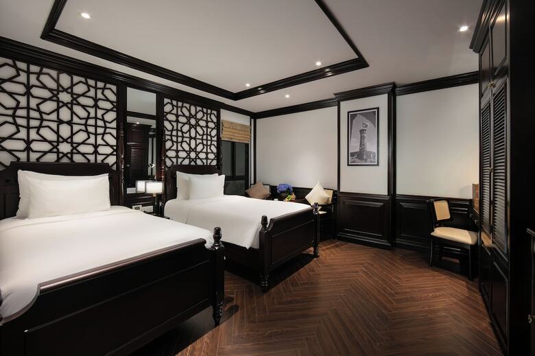May De Ville Crown Hotel
