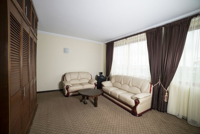 Hotel Elegance N.v.