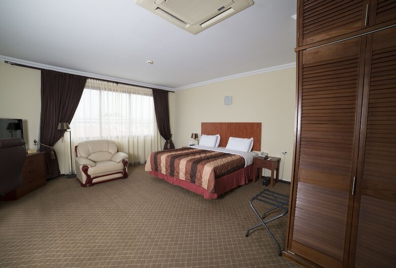 Hotel Elegance N.v.