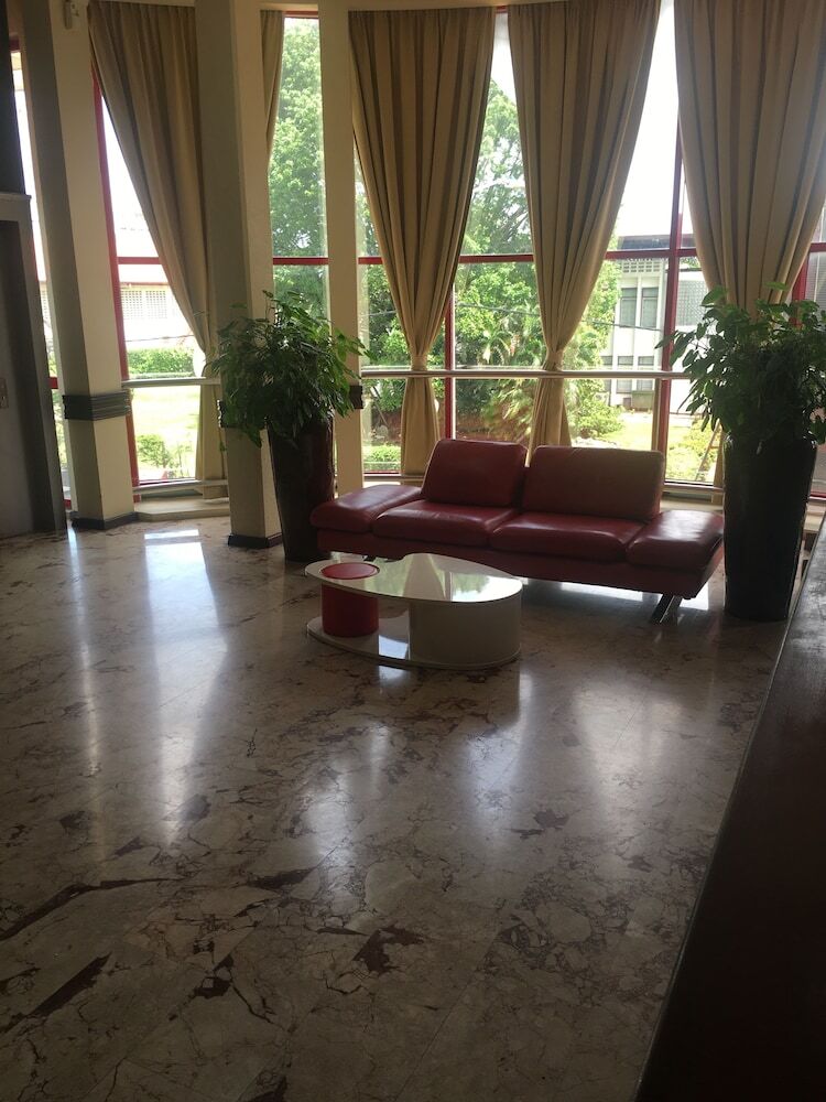 Hotel Elegance N.v.