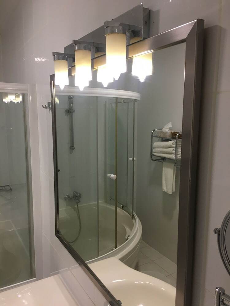 Hotel Elegance N.v.