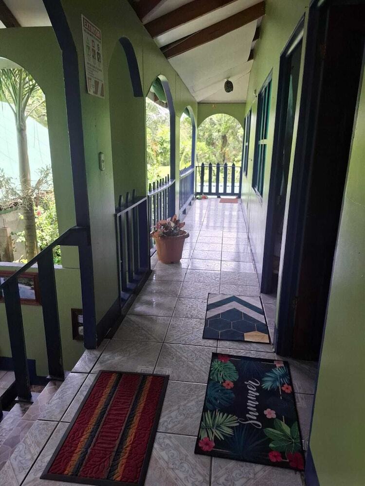 Bed & Breakfast Cabinas Tortuguero Natural