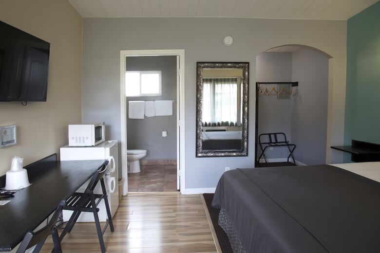 Hotel Lodge At 32nd