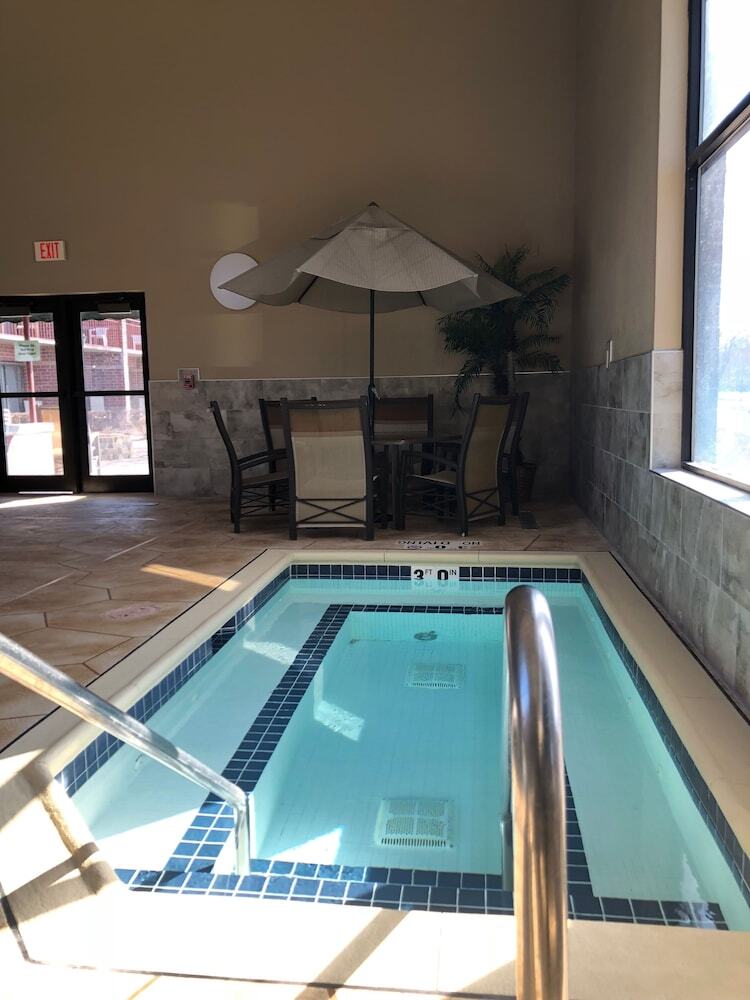Hotel Express Suites Riverport Inn & Suites