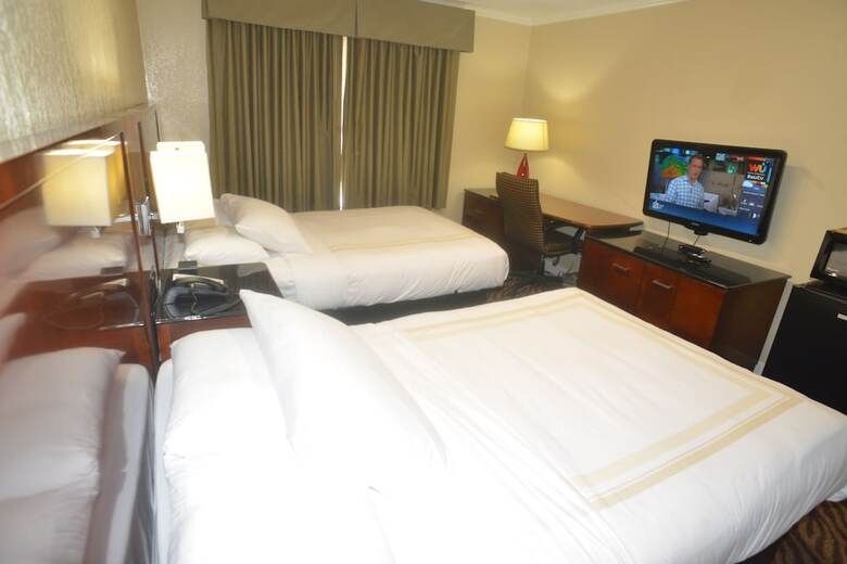 Motel Hometown Inn & Suites
