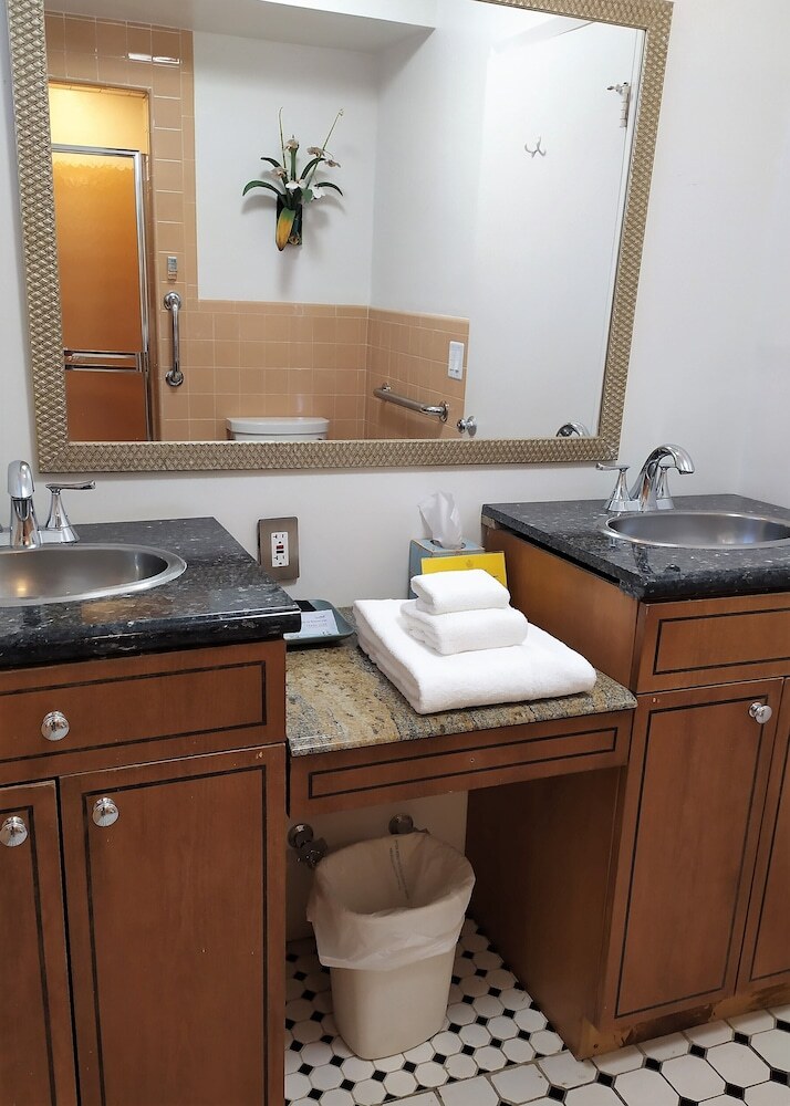 Manhattan Tower Apartment Hotel