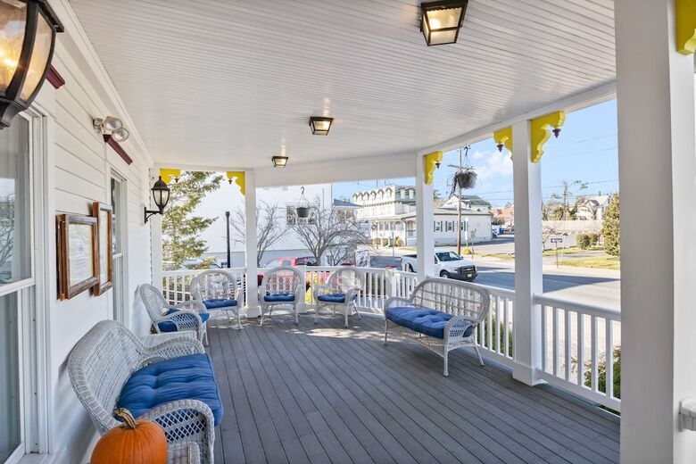 Tavern On The Bay Hotel & Marina