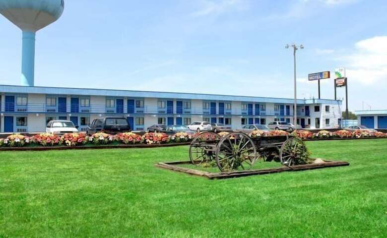 Country Host Motel