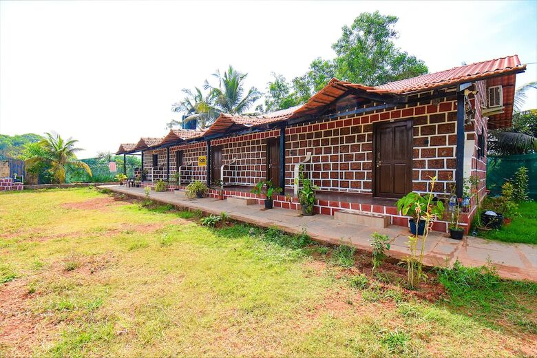 Hotel Fabexpress Peacock Suites