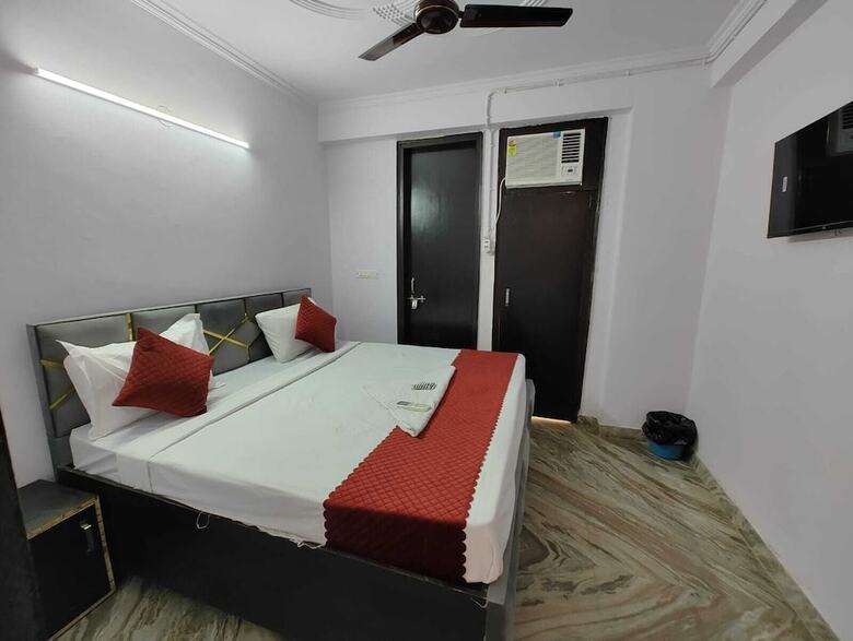 Hotel Yellow Cherry