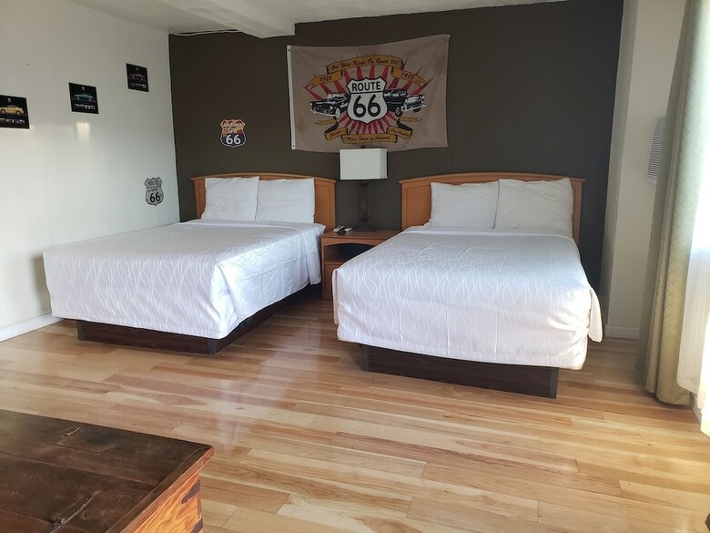 Deluxe Inn Motel