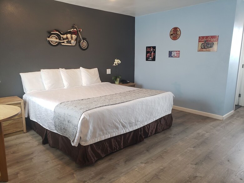 Deluxe Inn Motel