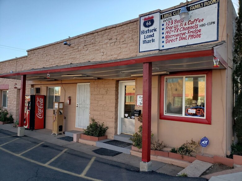 Deluxe Inn Motel
