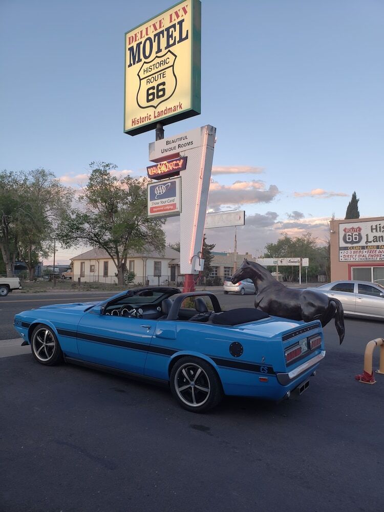 Deluxe Inn Motel