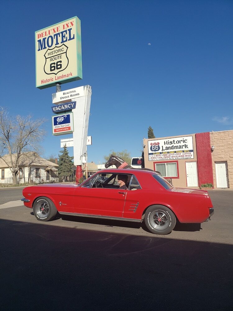 Deluxe Inn Motel