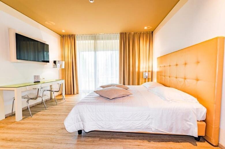 One Hotel & Restaurant