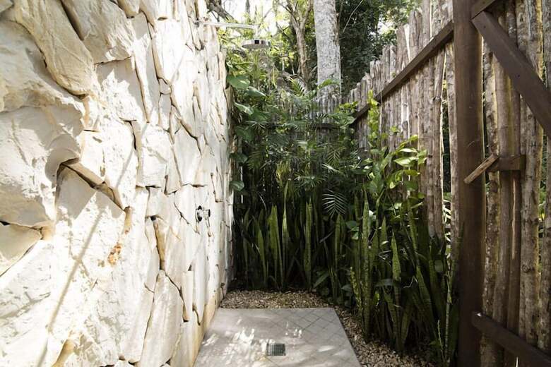 Jungle Lodge Hotel