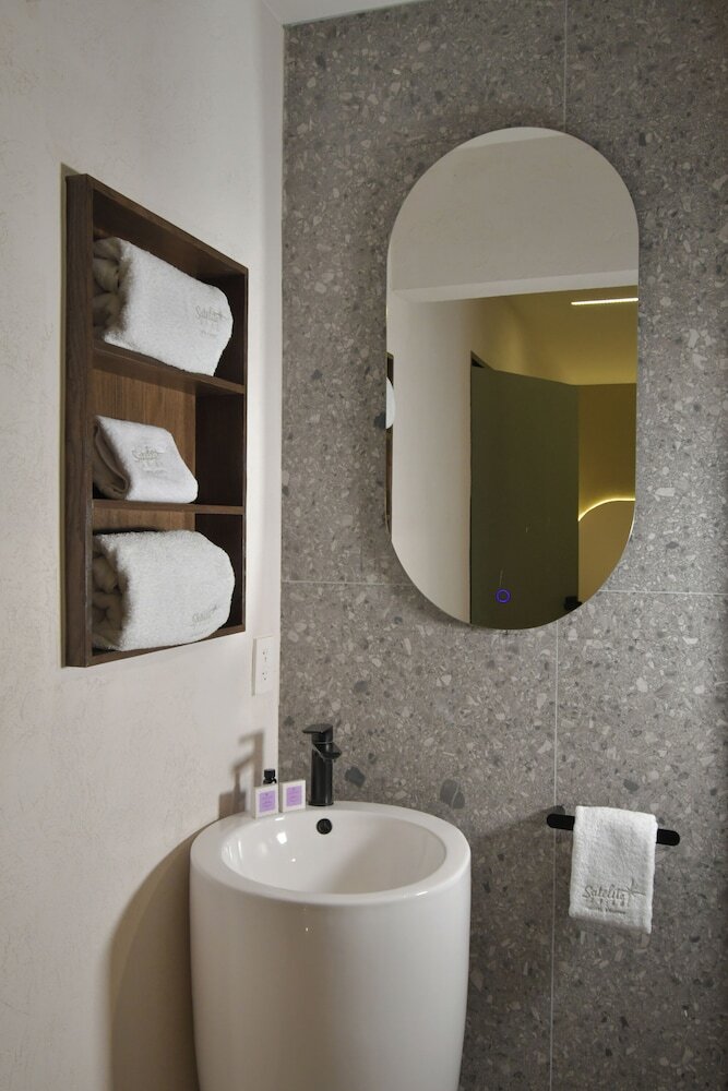 Expo Satelite 2750 Hotel & Suites