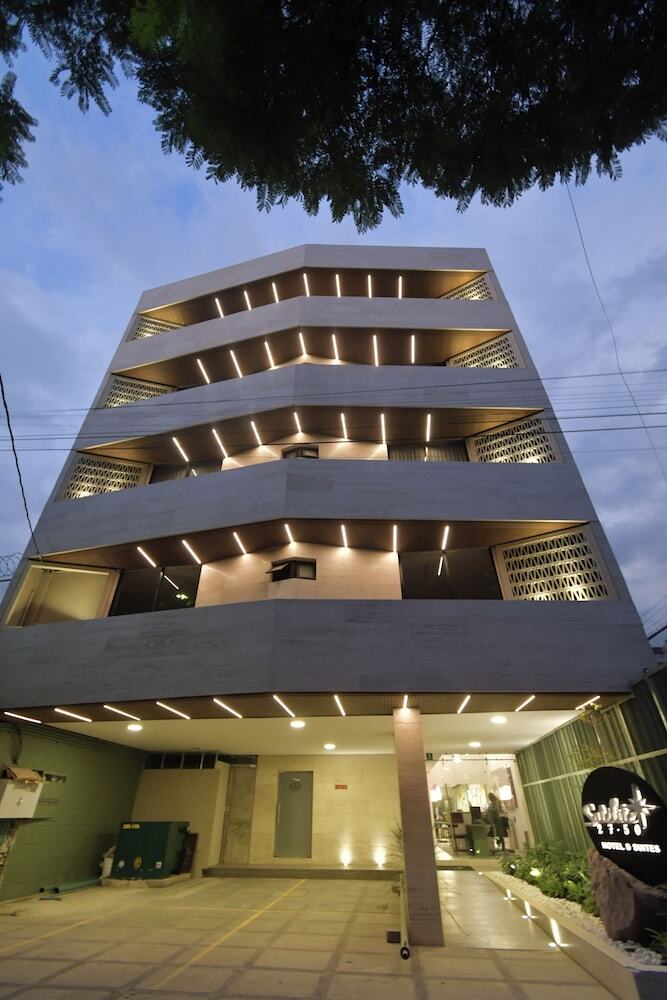 Expo Satelite 2750 Hotel & Suites