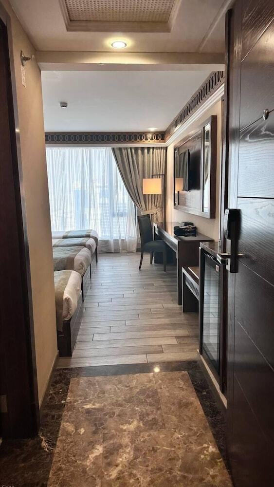 Violet Al Azizia Hotel