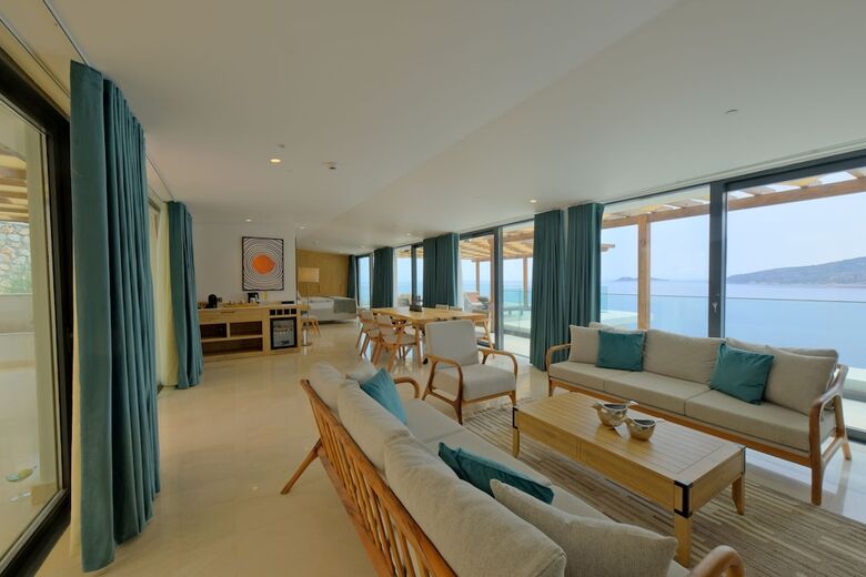 Lures Hotel
