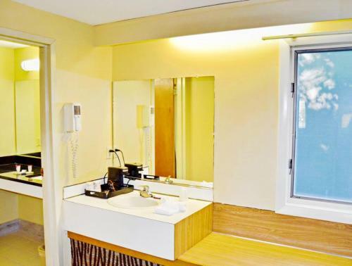 Hotel Flagship Inn & Suites