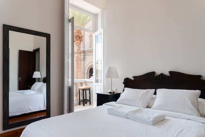 Santa Ana Suite & Rooms