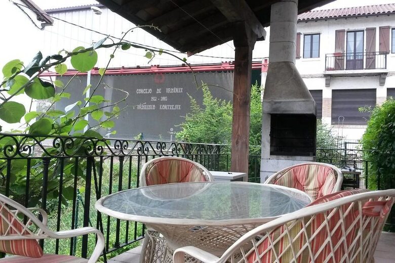 Hostal Alojamientos Ac� Y All� - Hostel