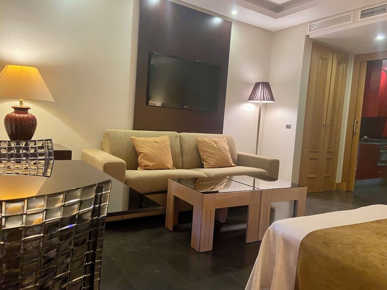 Aparthotel Artplatinum Suites & Apartments