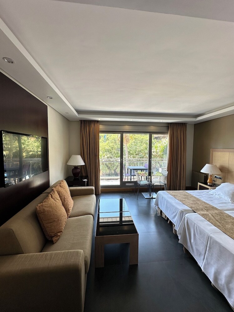 Aparthotel Artplatinum Suites & Apartments