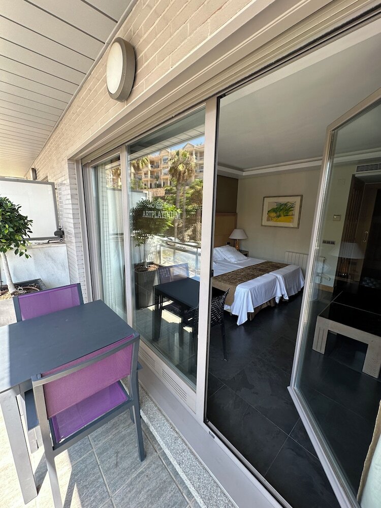 Aparthotel Artplatinum Suites & Apartments