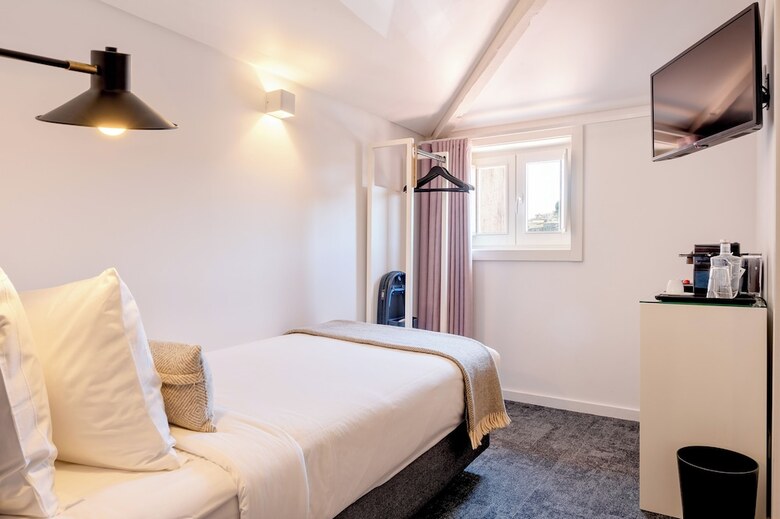 Miragaia Riverside Suites.