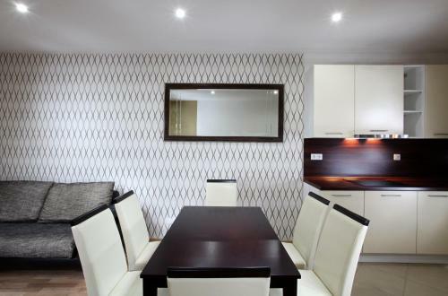Apartments Kope?n� With Parking