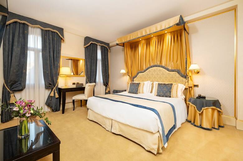 Hotel A La Commedia