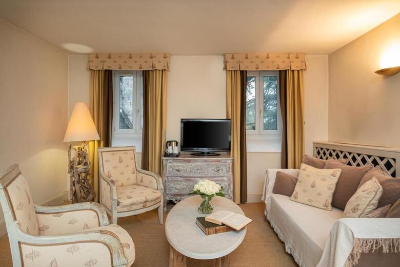 Inter-hotel Le Chateau Des Reynats