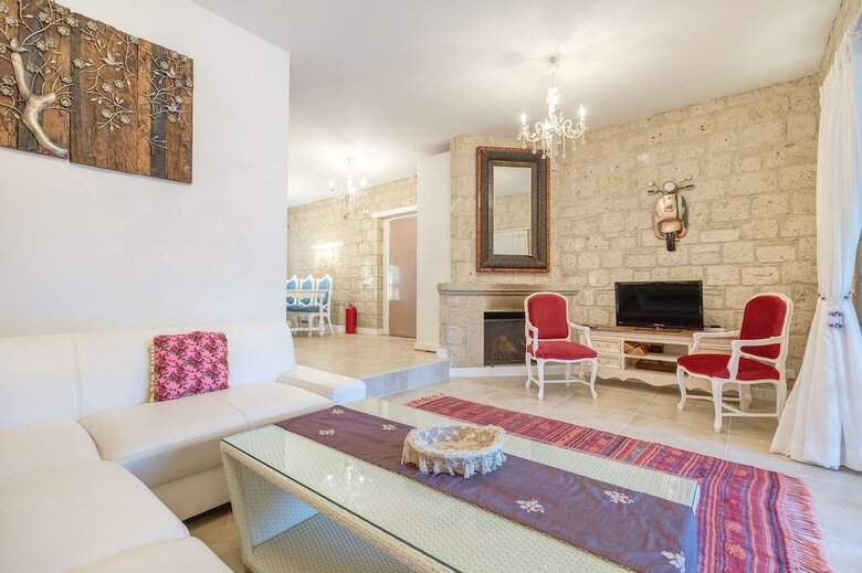 Alaroof Hotel