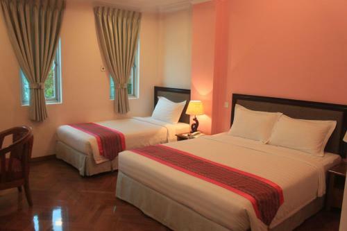 Grand Laurel Hotel