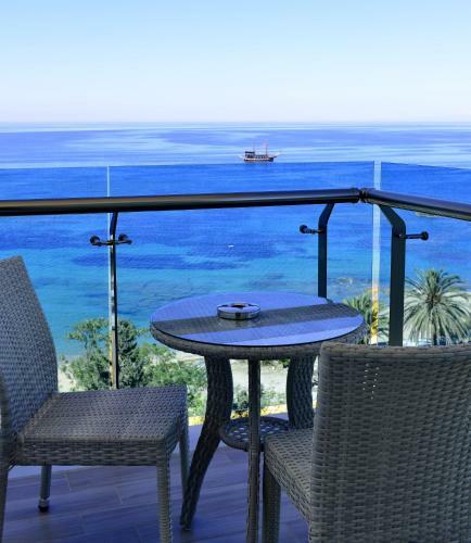 Hotel Azura Deluxe Resort & Spa