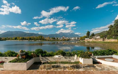 Albergue House & White Lakeside Lodge