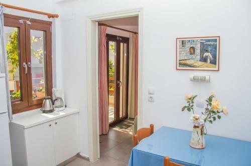 Zorbas Studios & Apartments