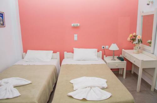 Zorbas Studios & Apartments