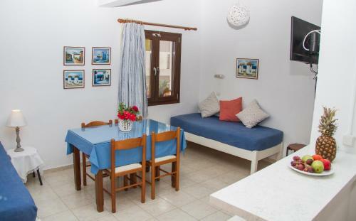 Zorbas Studios & Apartments