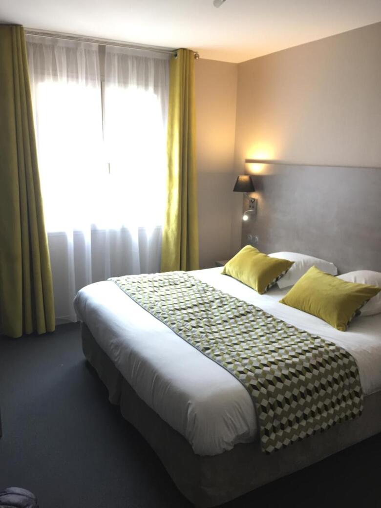 Hotel Azal�es