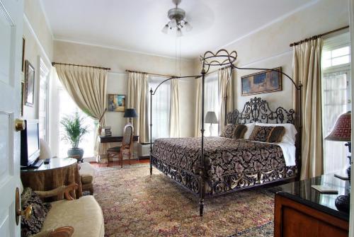Bed & Breakfast Historic Michabelle Inn