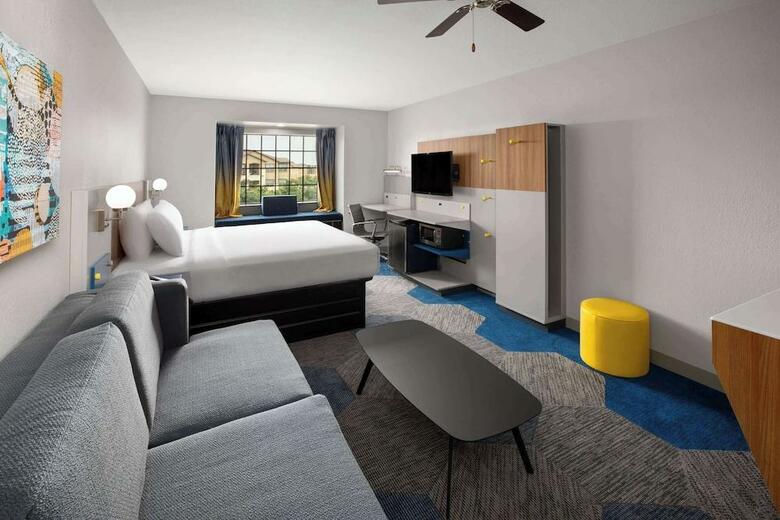 Hotel Microtel Inn & Suites By Wyndham Buda