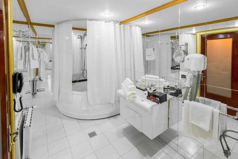Bucharest Comfort Suites Hotel